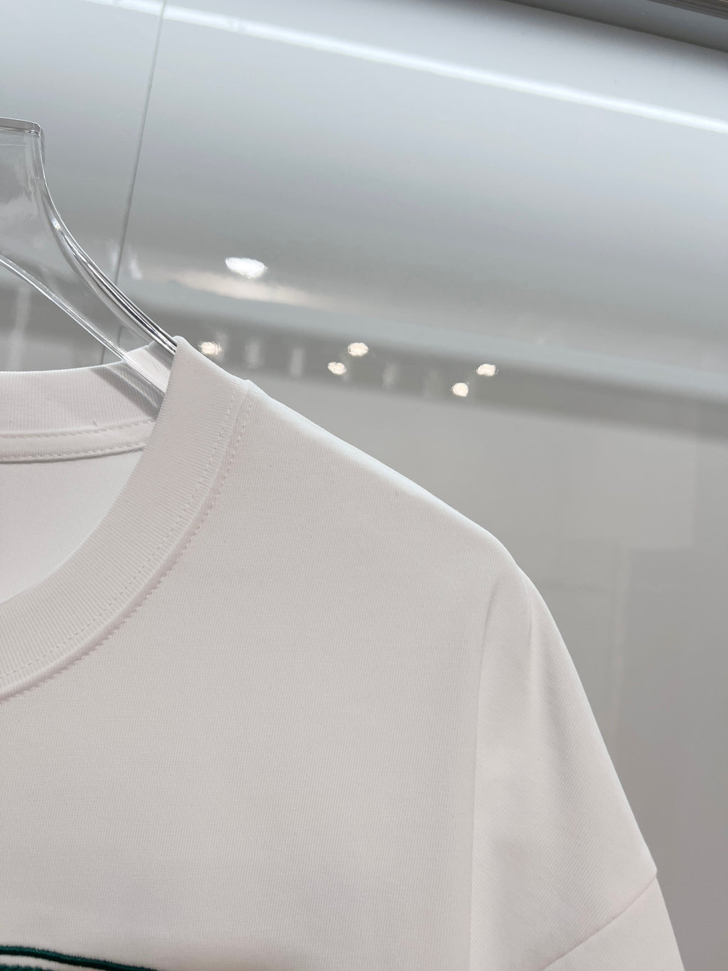 White Dior T-shirt shoulder and short sleeve, plain back side view