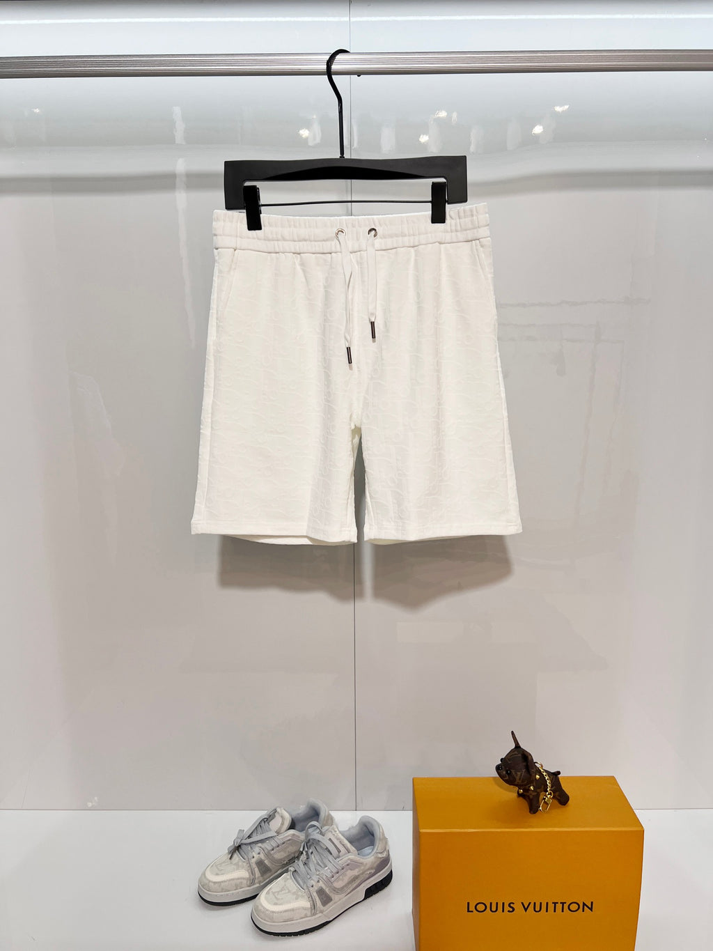 White drawstring shorts with elastic waistband and front tie detail