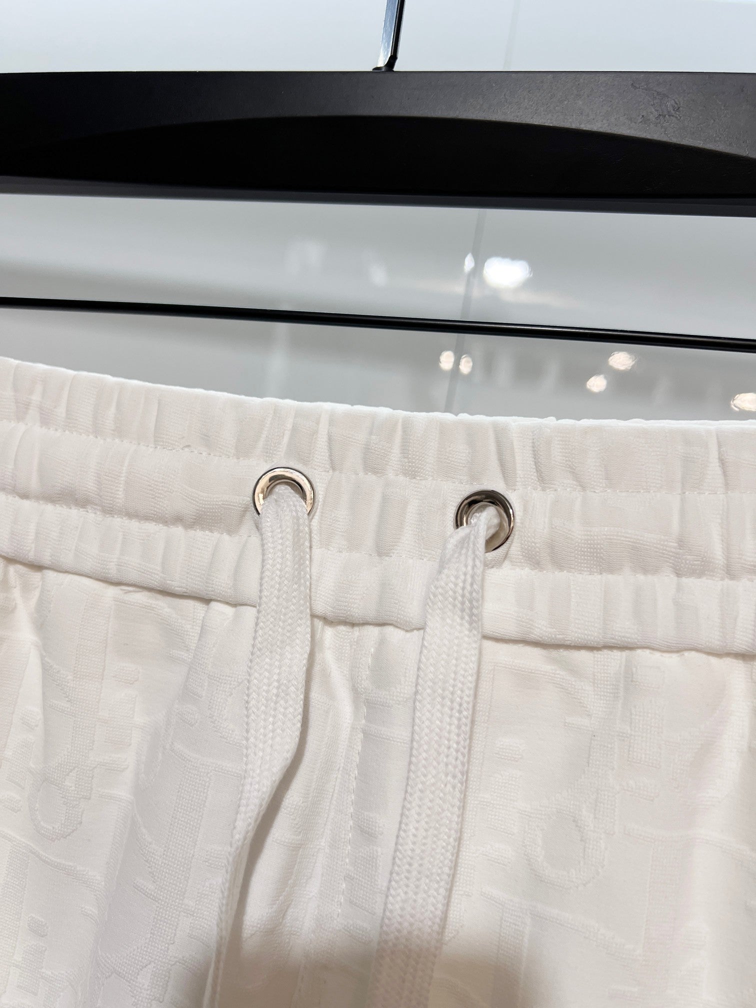 White elastic waistband with two drawstring eyelets