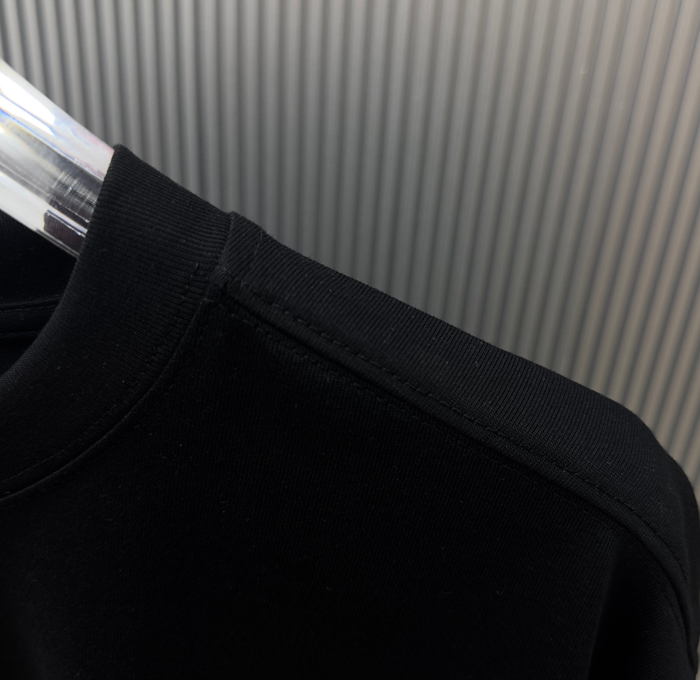 Black short-sleeve T-shirt shoulder and sleeve seam detail