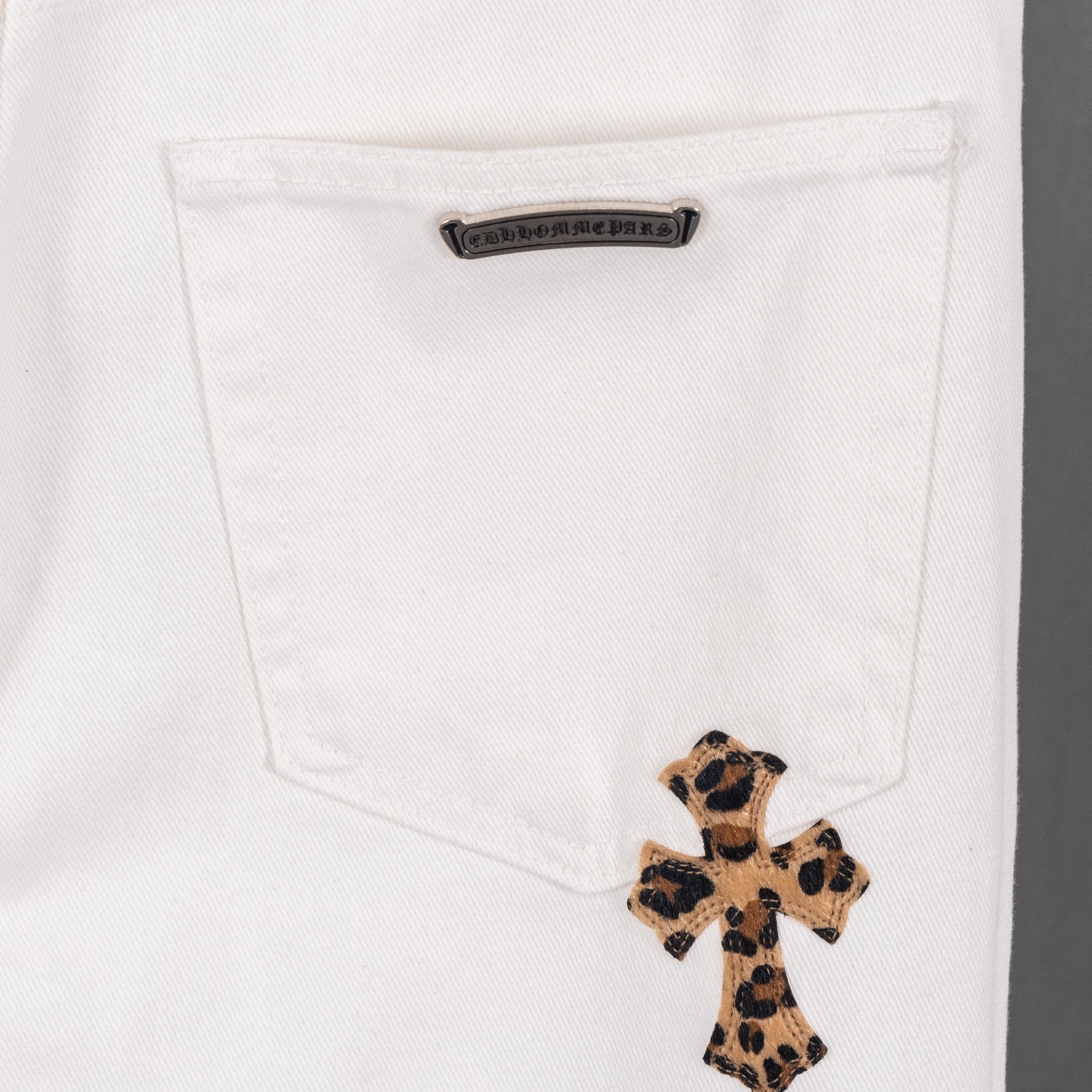White denim pants with front pocket and leopard cross patch