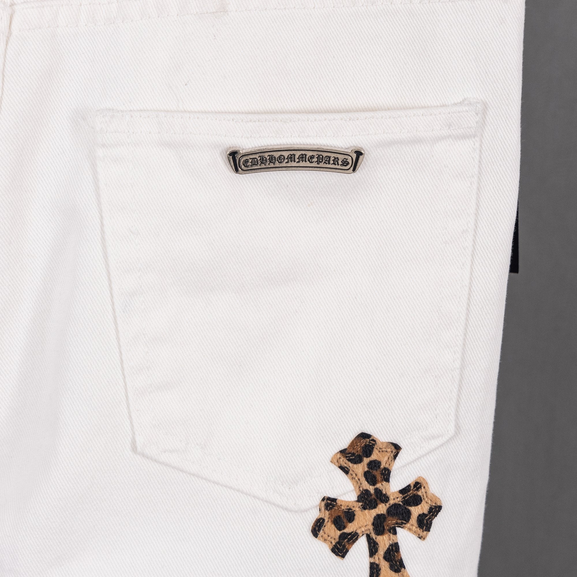 White denim pants front pocket with leopard-print cross patch detail