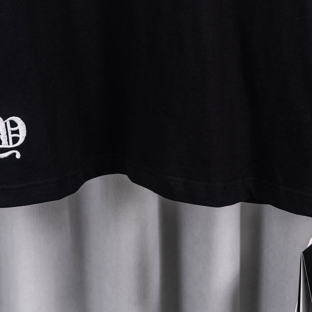 Black short-sleeve T-shirt bottom hem with curved side shape