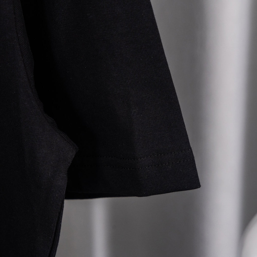 Black short-sleeve T-shirt sleeve with stitched hem