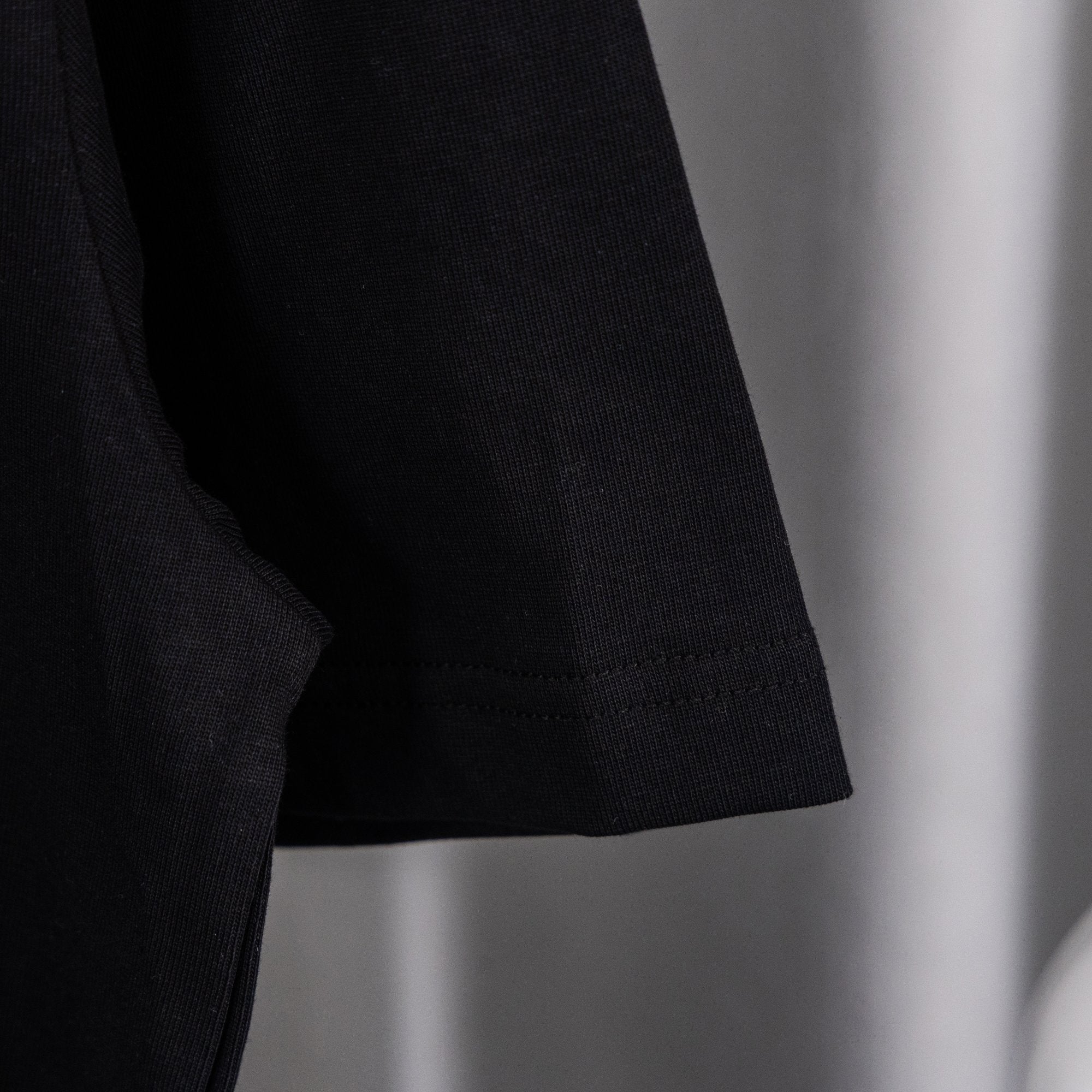 Black short-sleeve T-shirt sleeve with stitched hem