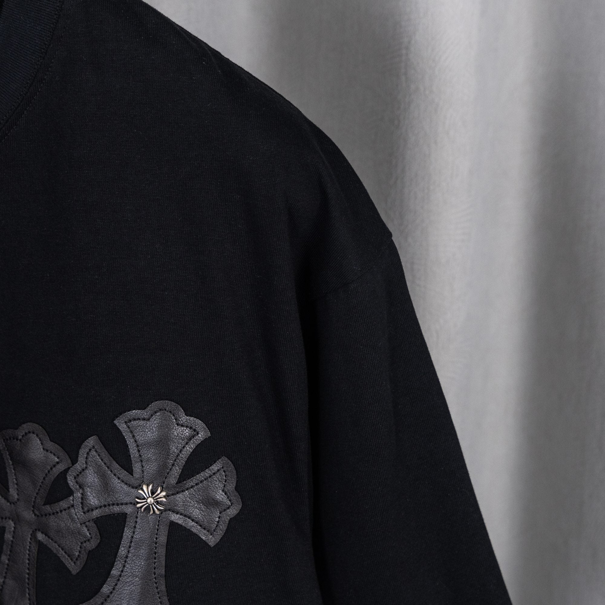 Black short-sleeve shirt with cross appliqué embroidery on sleeve