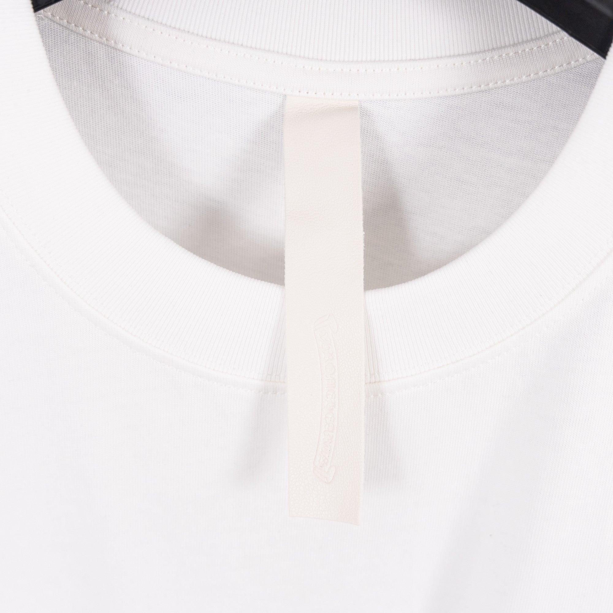 White T-shirt crew neckline with inner neck label
