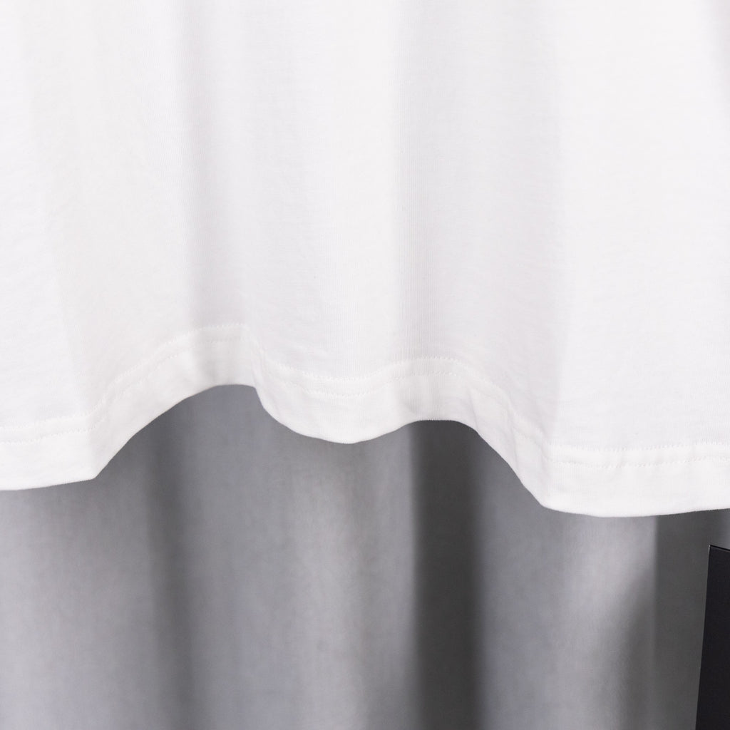 White T-shirt curved hem with smooth stitching