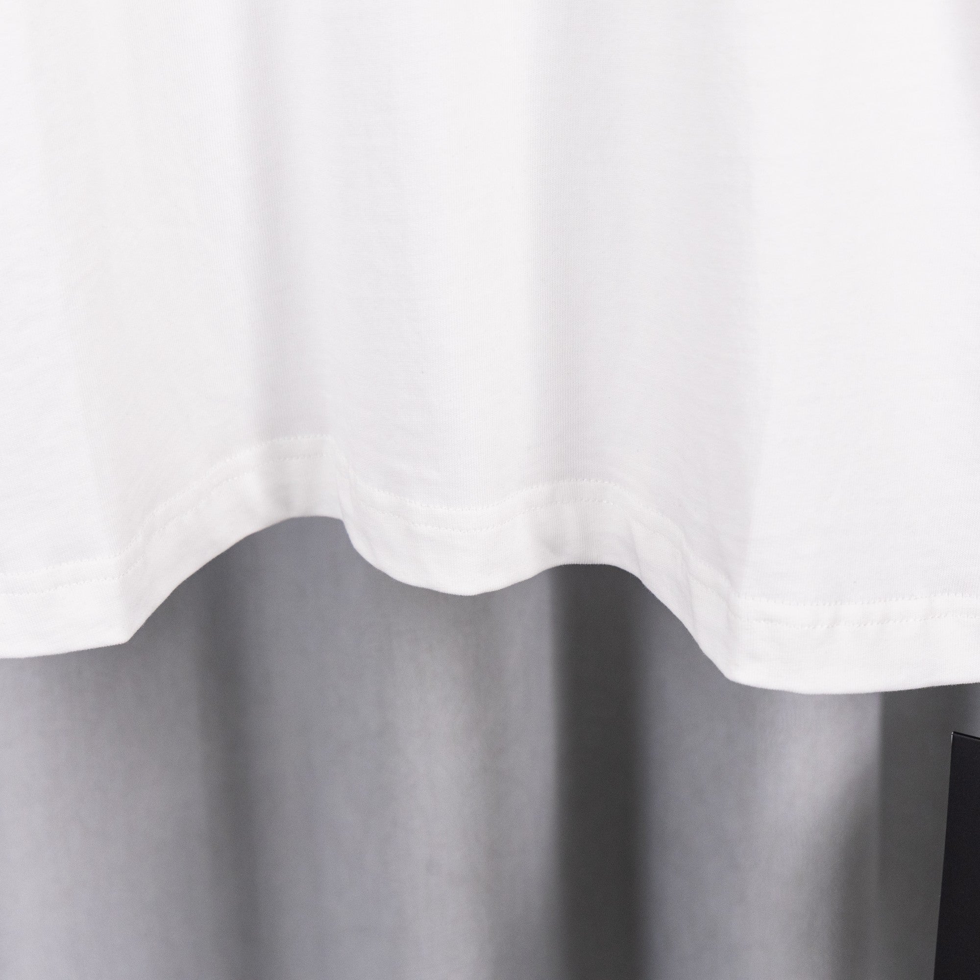 White T-shirt curved hem with smooth stitching