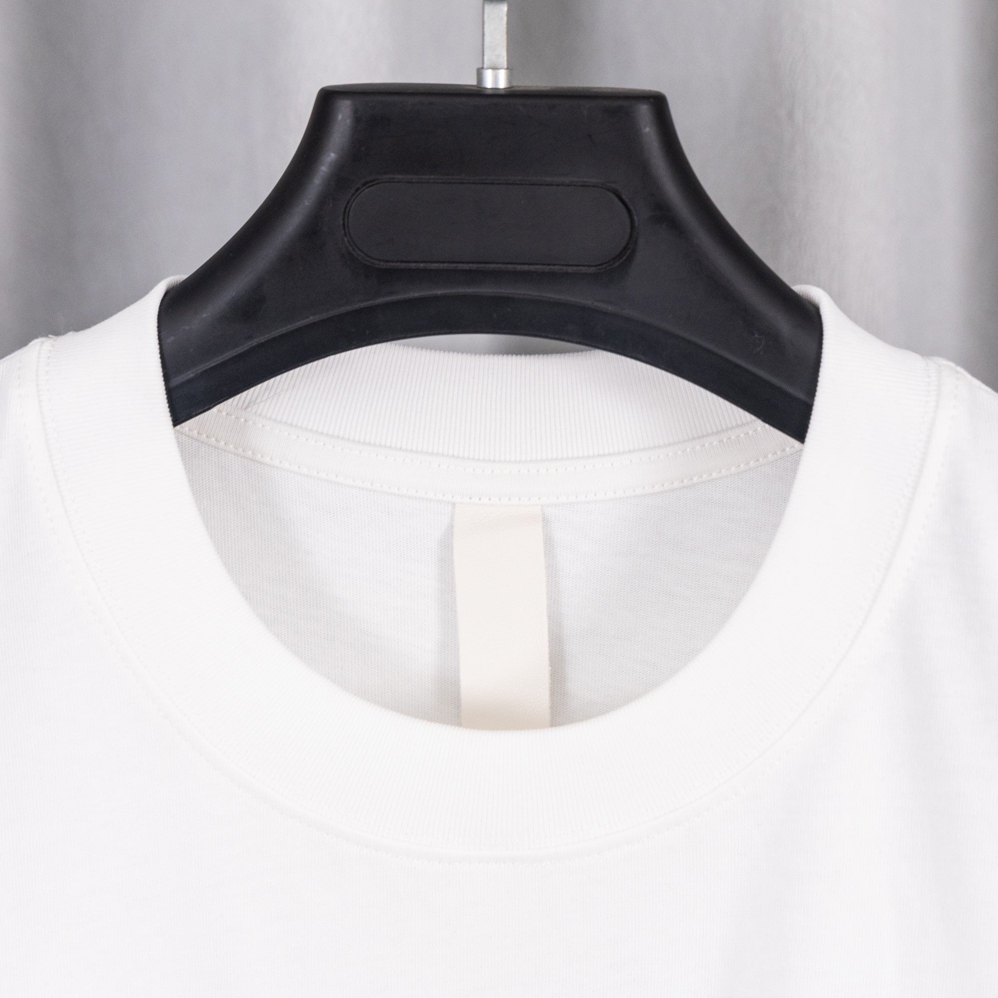 White short-sleeve T-shirt with crew neckline detail