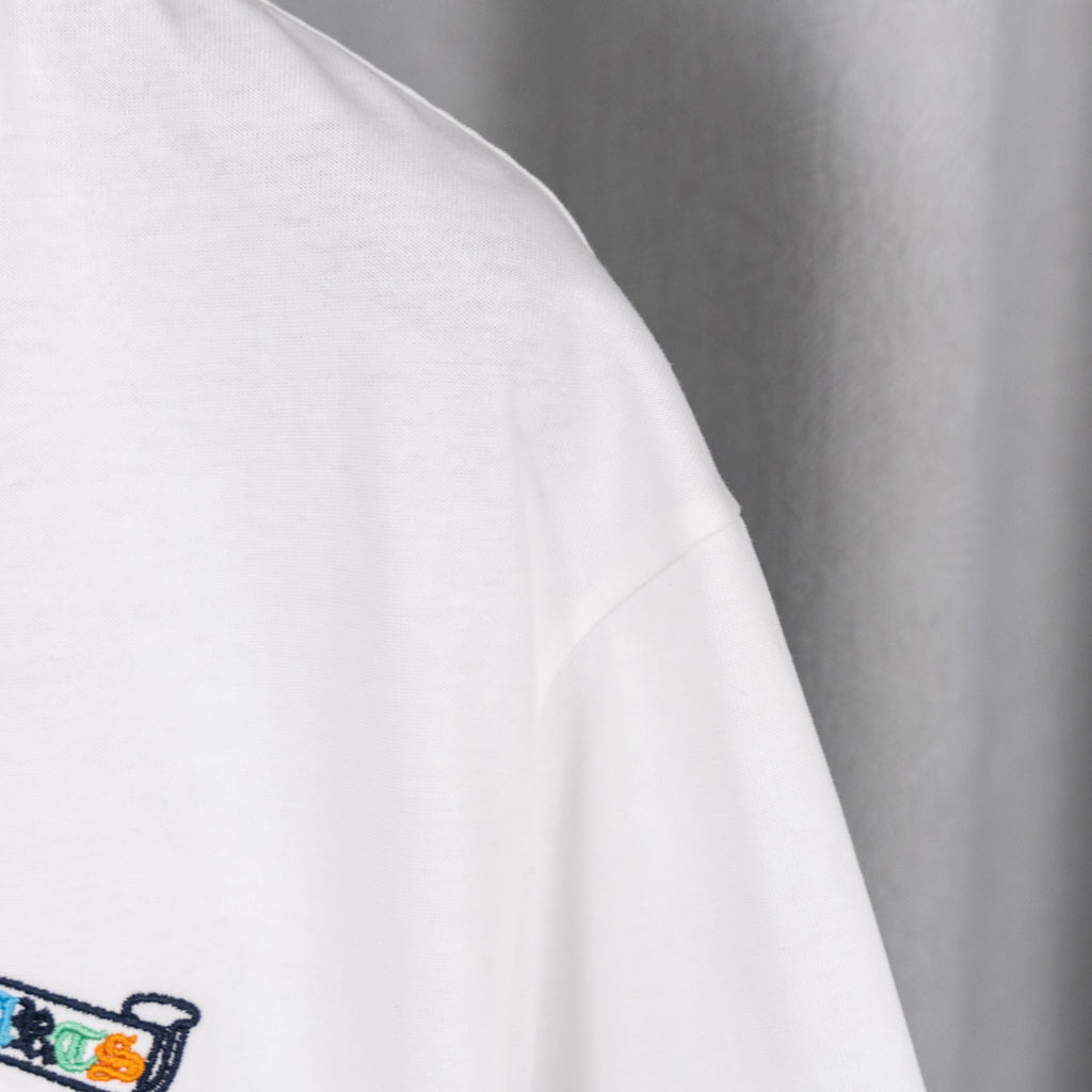 White short-sleeve T-shirt side panel and sleeve seam