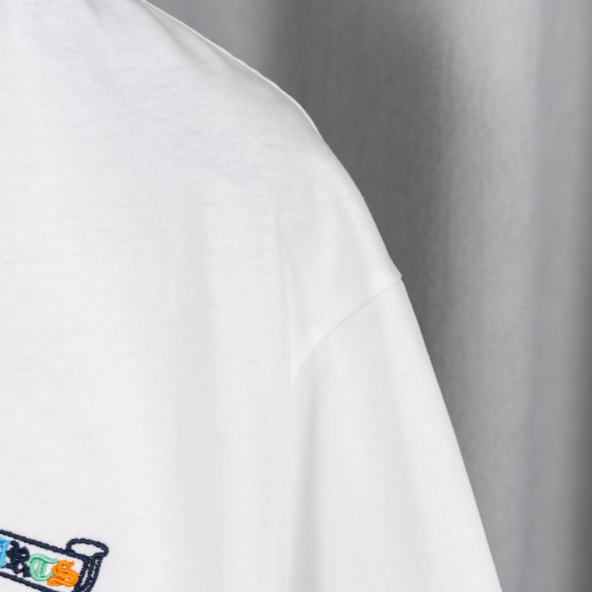 White short-sleeve T-shirt side panel and sleeve seam