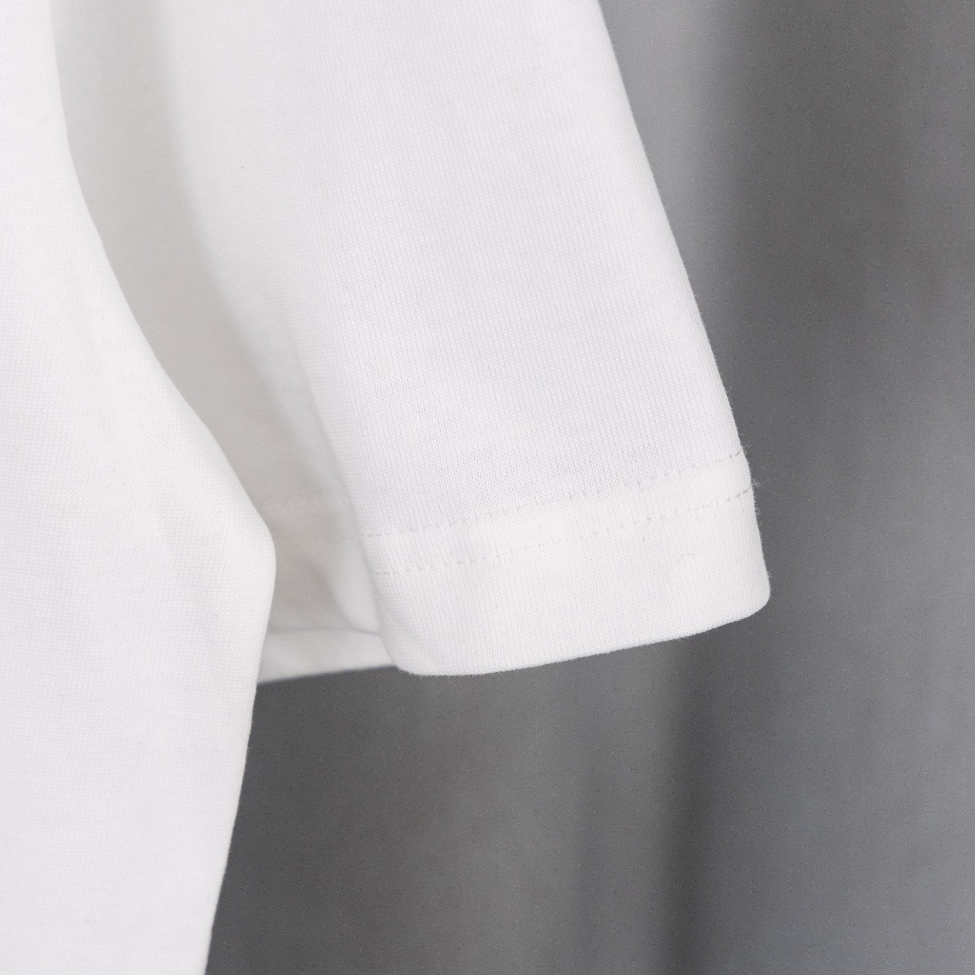 White short-sleeve T-shirt hem and sleeve cuff