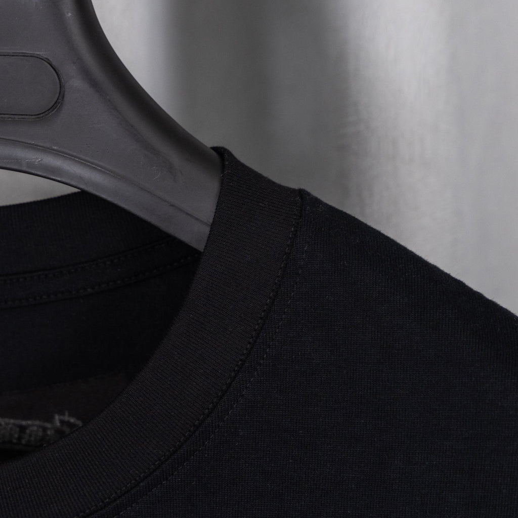 Black short-sleeve T-shirt neckline and collar seam