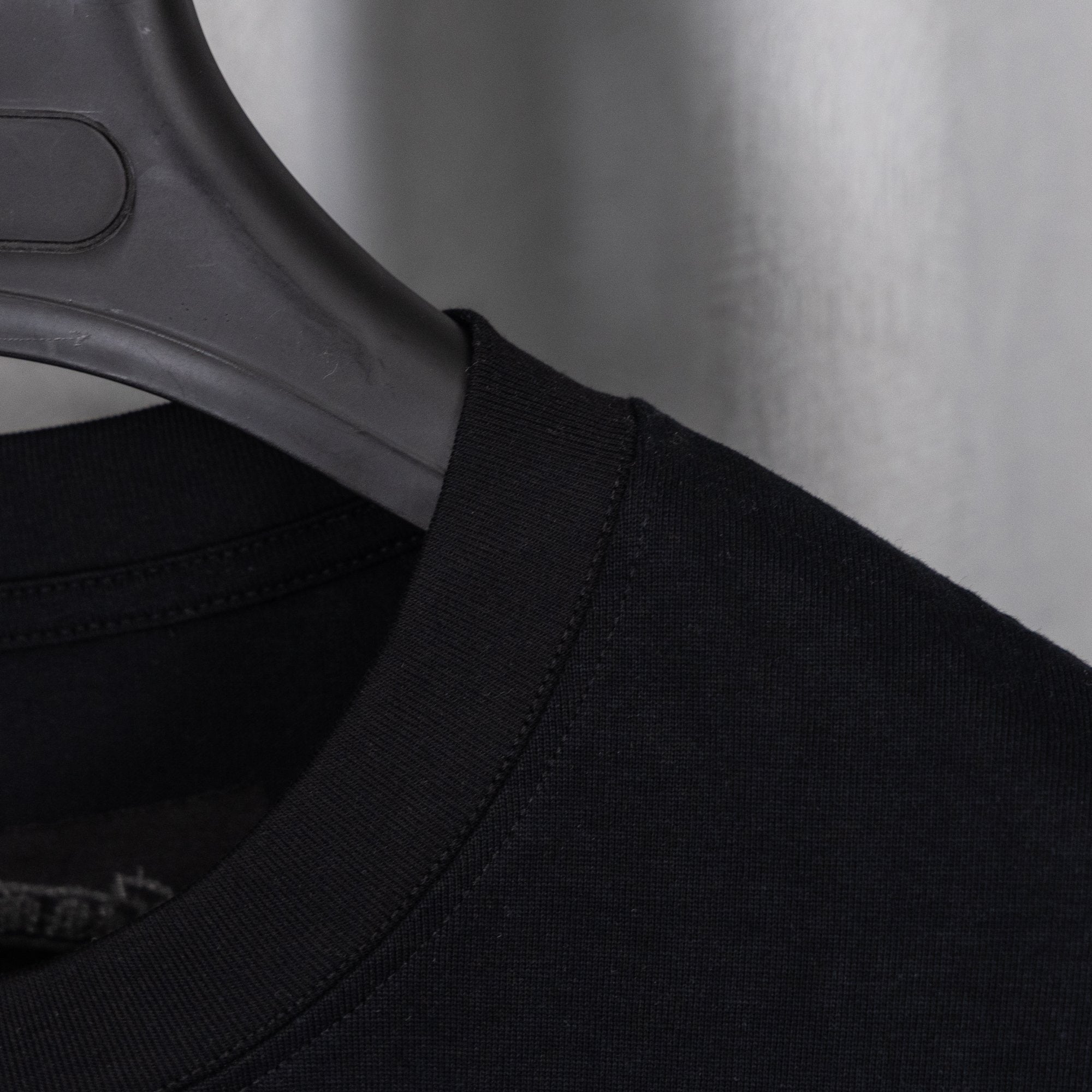 Black short-sleeve T-shirt neckline and collar seam