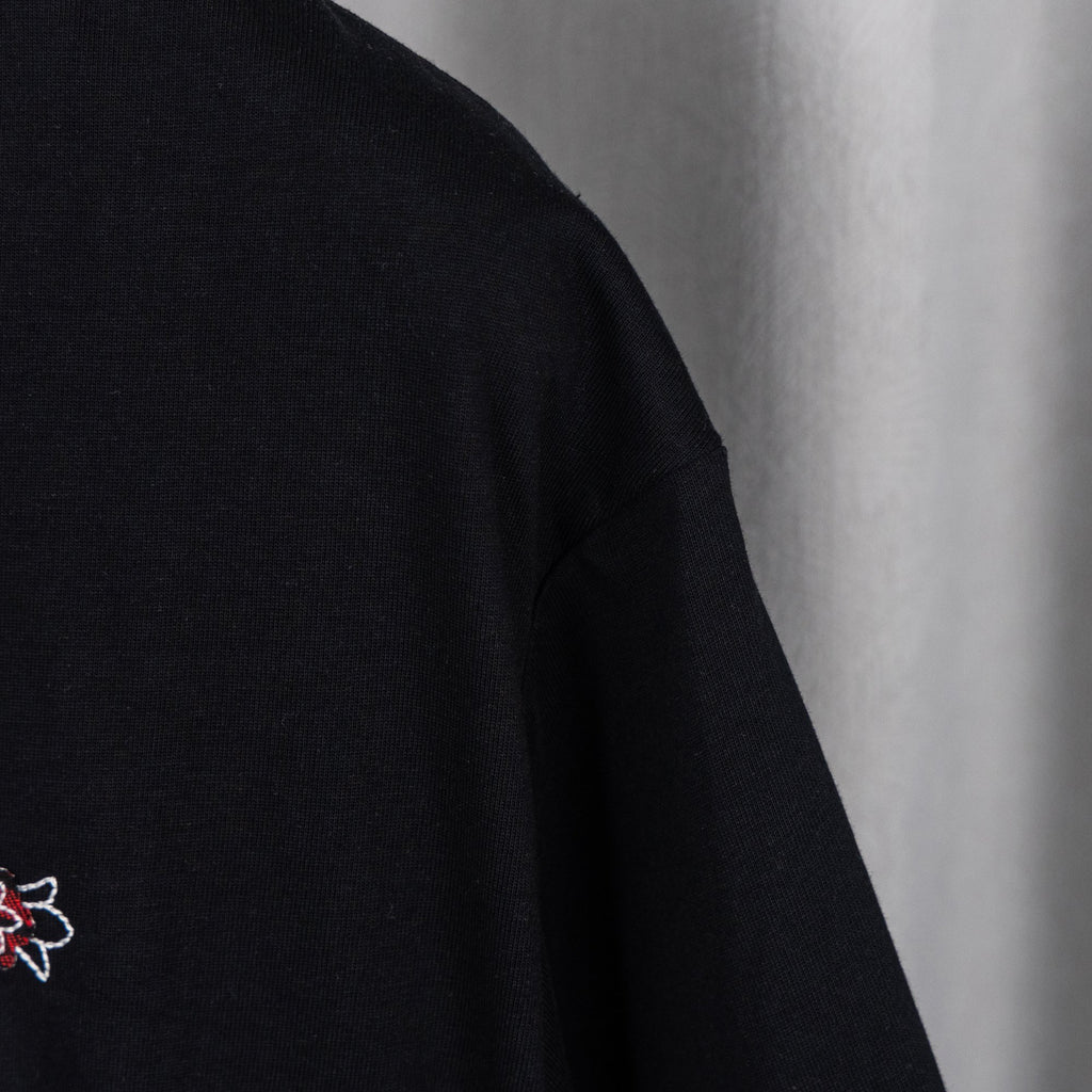 Black short-sleeve T-shirt with small embroidered emblem and sleeve