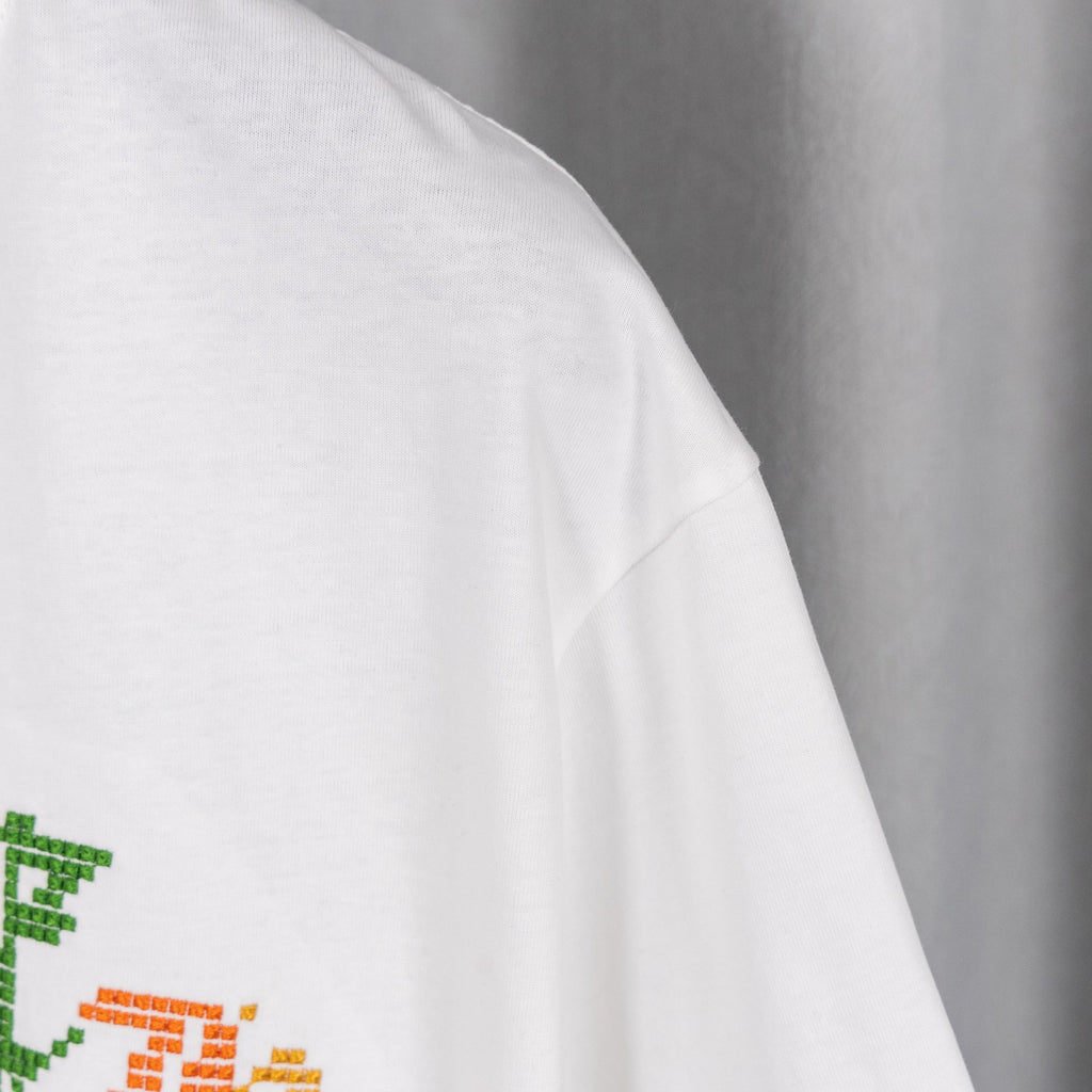White short-sleeve T-shirt with smooth shoulder seam and knit texture