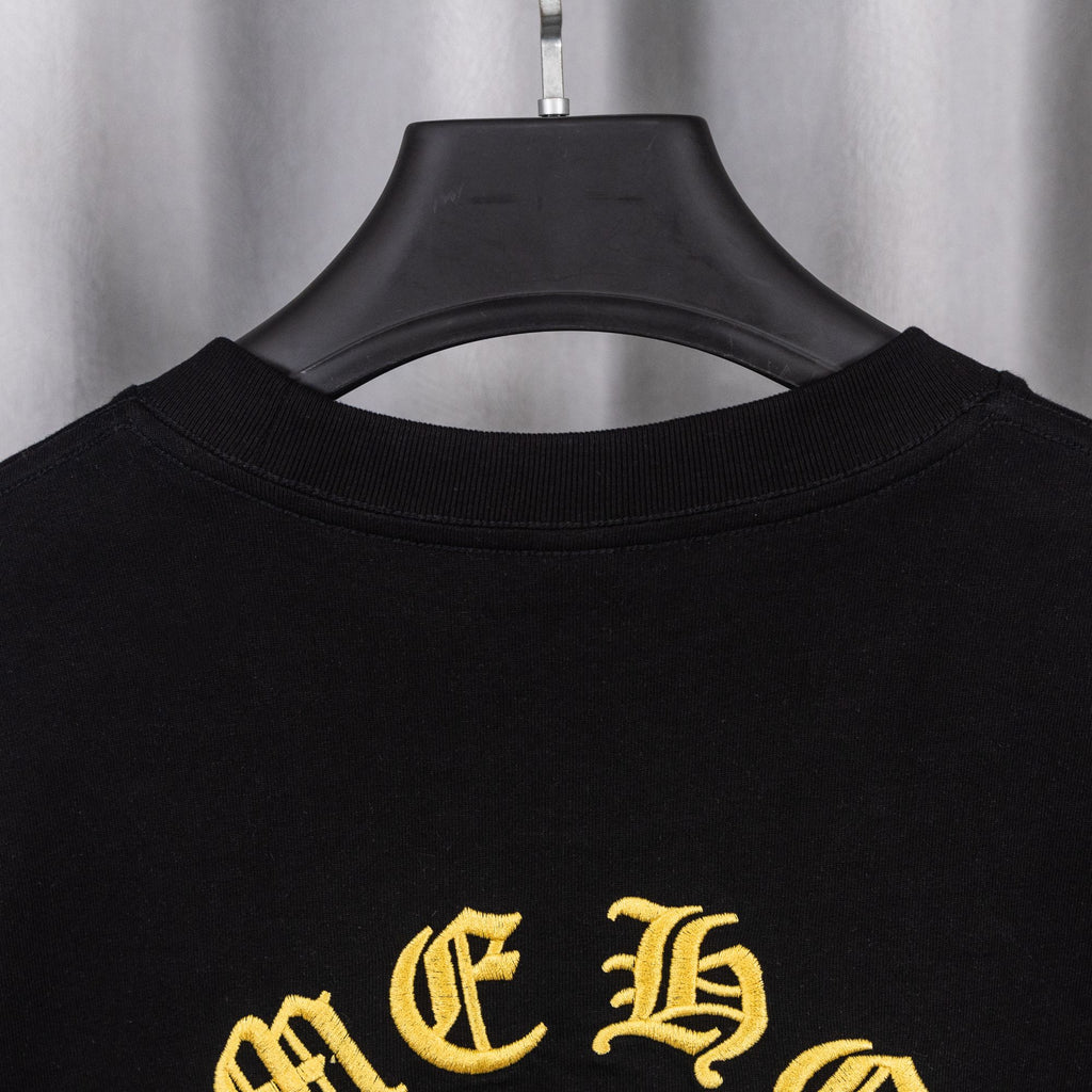 Black short-sleeve T-shirt neckline with ribbed crew collar