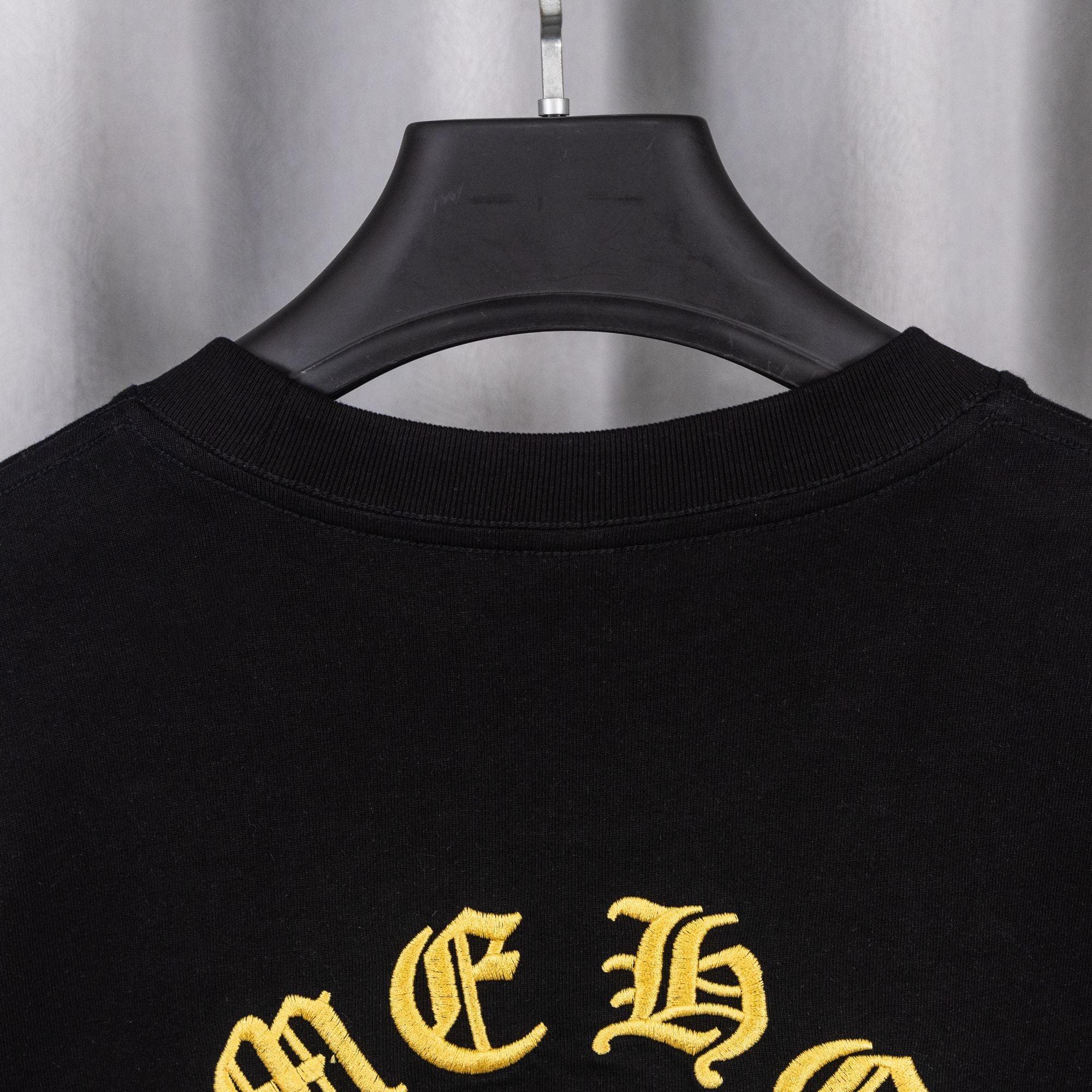 Black short-sleeve T-shirt neckline with ribbed crew collar