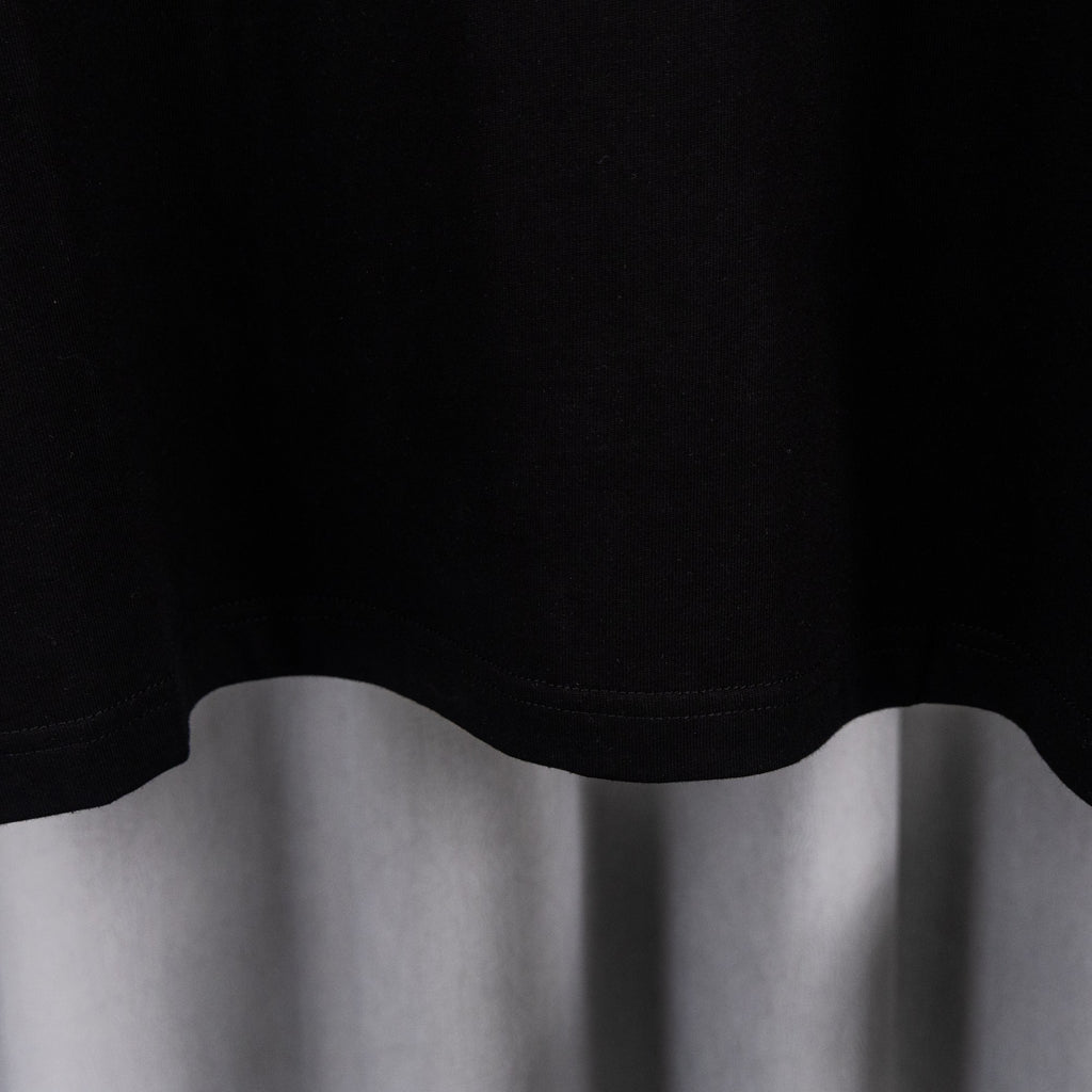 Black T-shirt lower hem with rounded cut and stitched edge