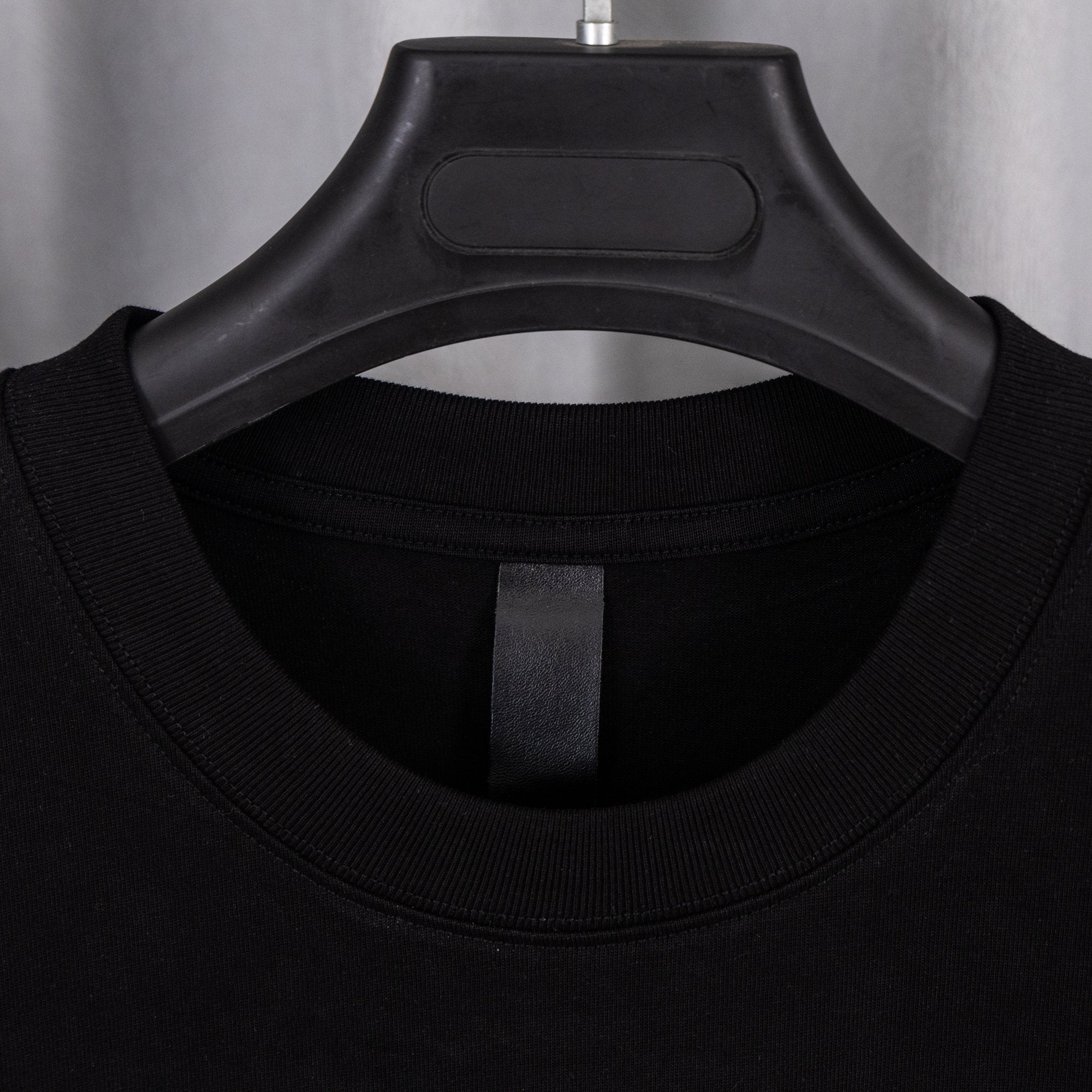Black short-sleeve T-shirt crew neck collar detail