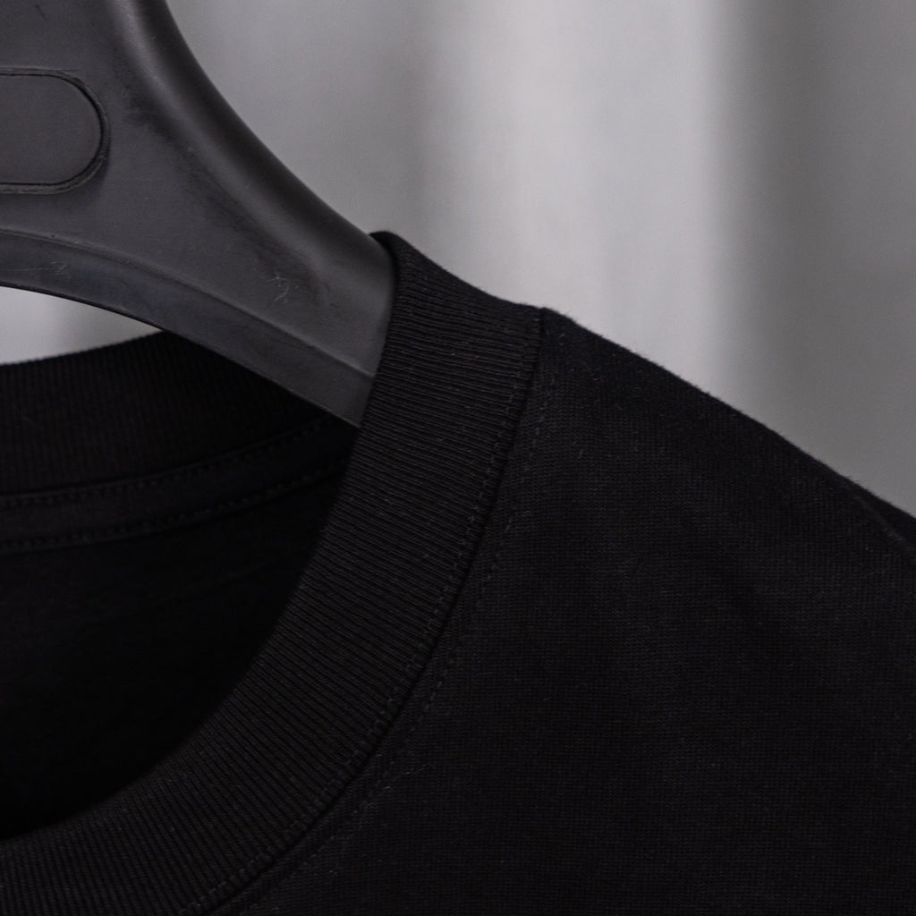 Black short-sleeve T-shirt shoulder seam detail