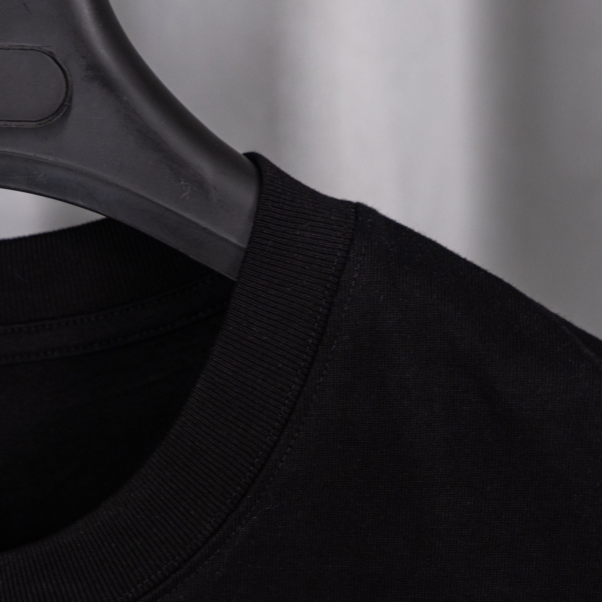 Black short-sleeve T-shirt shoulder seam detail
