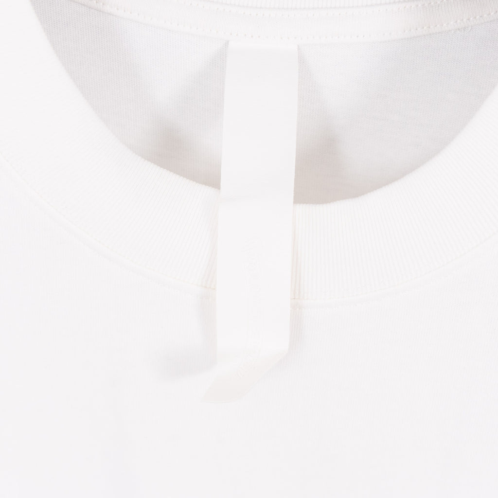 White T-shirt ribbed crew neck with stitched inner neck tape.