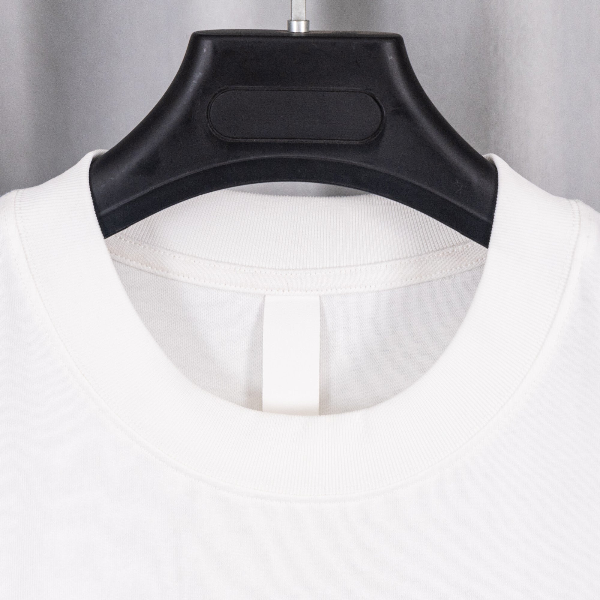 White T-shirt ribbed crew neck collar with open inner neckline.