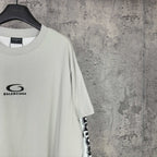 Off-white long T-shirt with chest logo and black patterned sleeve print