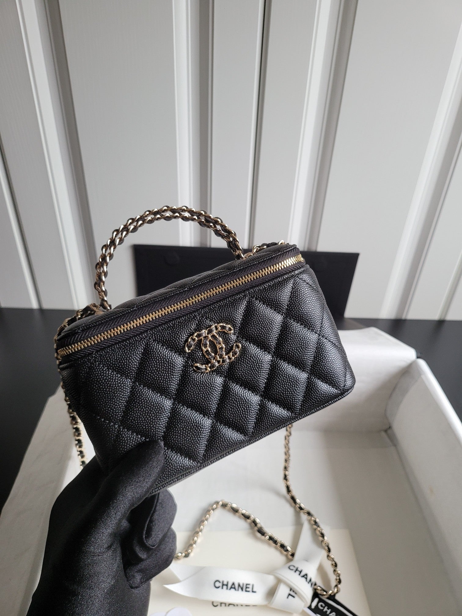 Chanel quilted shoulder bag in dark leather, gold chain strap, top zip and CC clasp