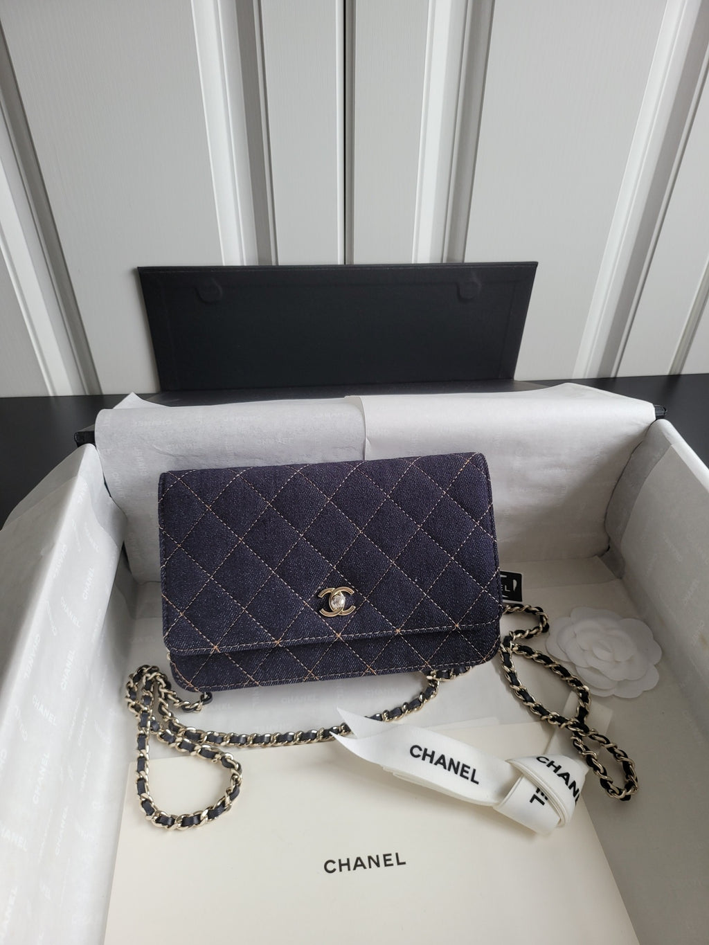 Quilted navy Chanel shoulder bag with chain strap and front flap, gold CC clasp