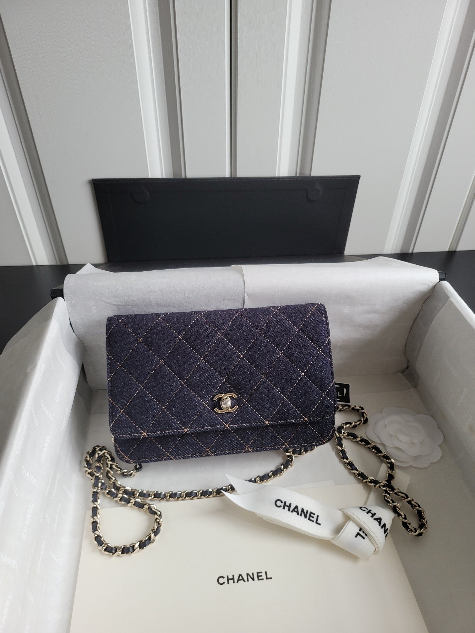 Quilted navy Chanel shoulder bag with chain strap and front flap, gold CC clasp