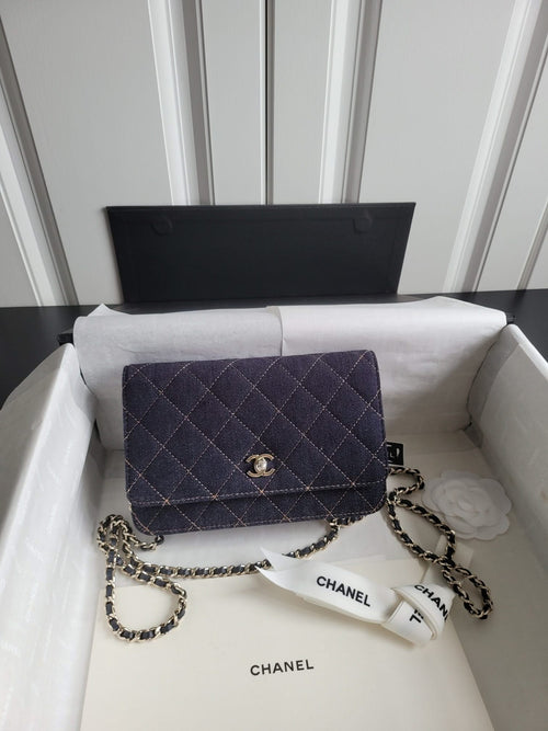 Quilted navy Chanel shoulder bag with chain strap and front flap, gold CC clasp