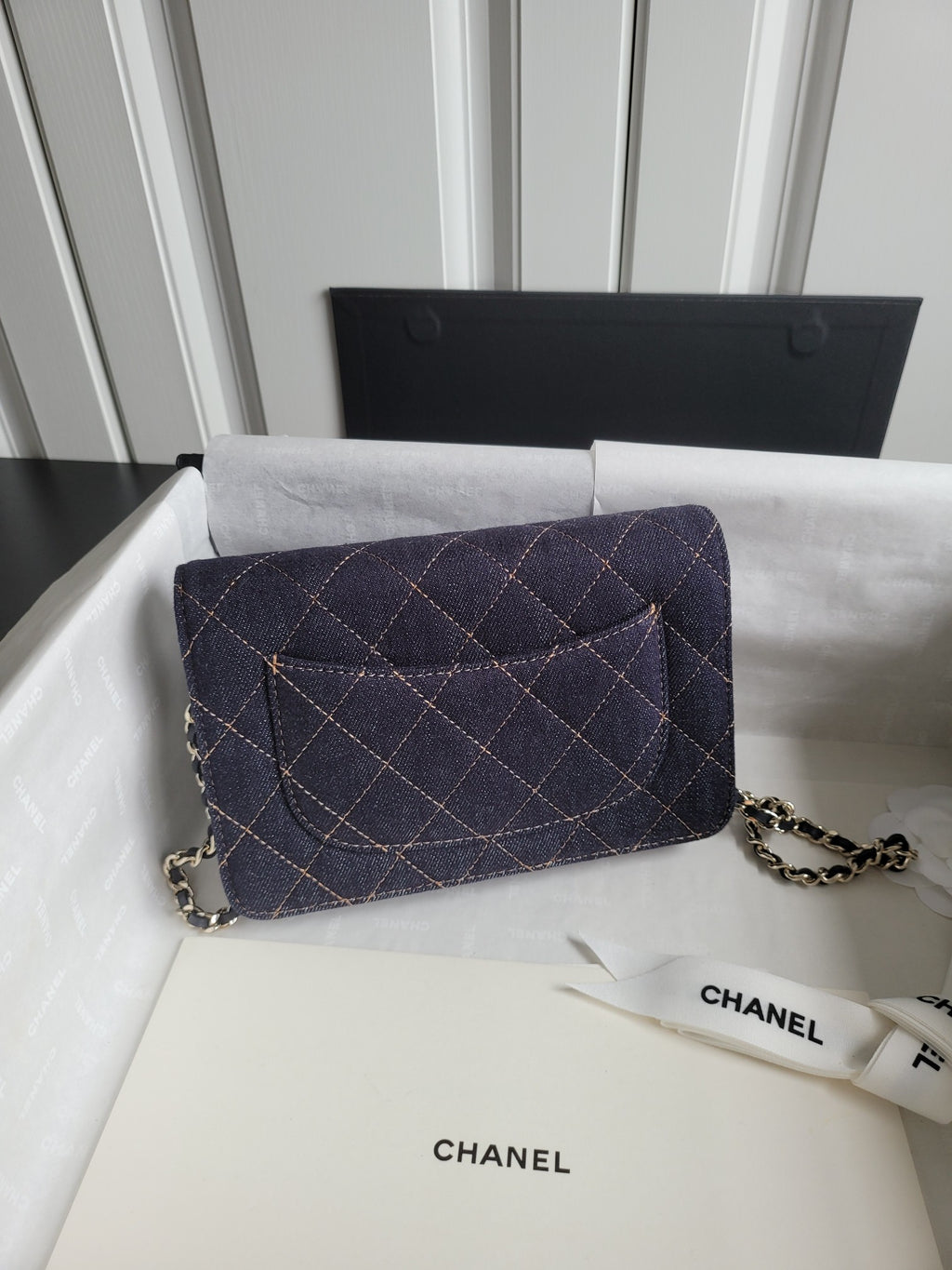 Quilted navy Chanel shoulder bag with chain strap and front flap, gold CC clasp