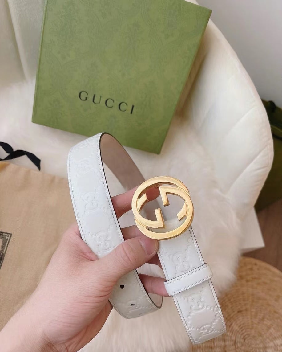 Gucci belt strap in white leather with embossed pattern and gold GG buckle