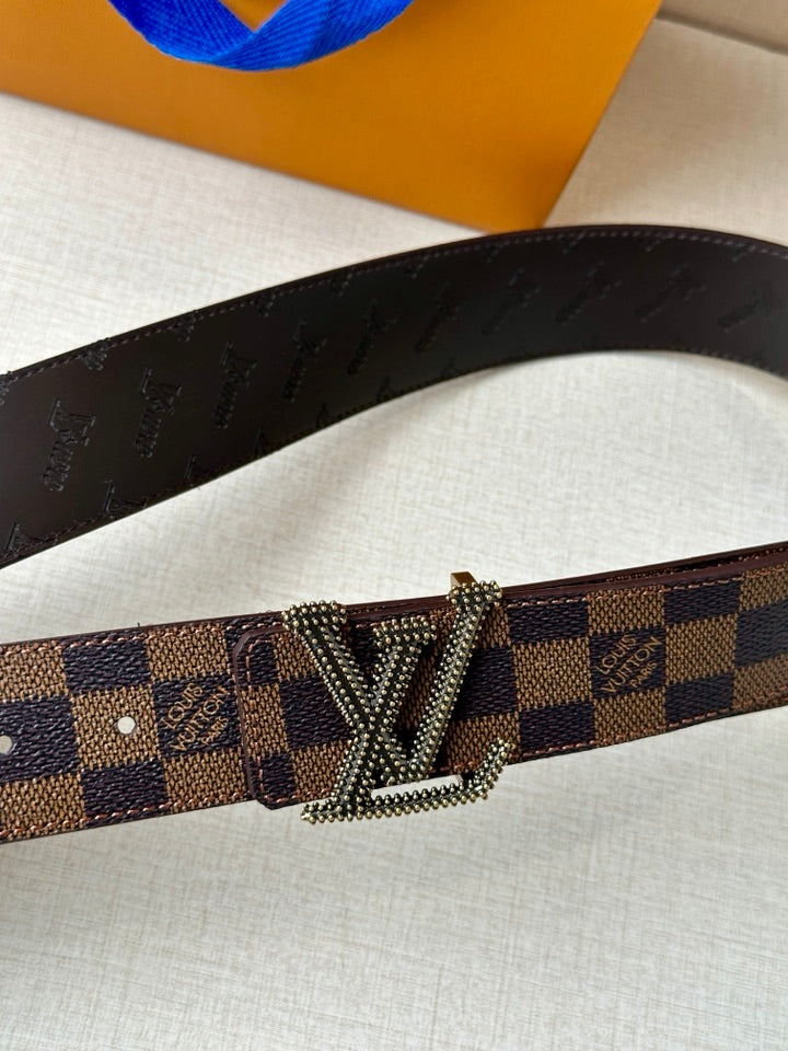 Louis Vuitton belt close-up: checkered pattern with silver-toned V buckle