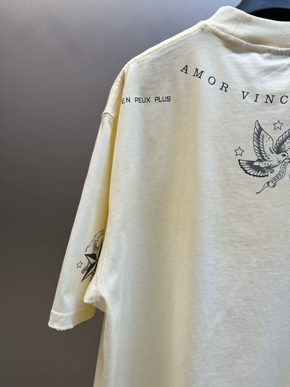 Cream short-sleeve T-shirt back print with Amor Vincit Omnia text