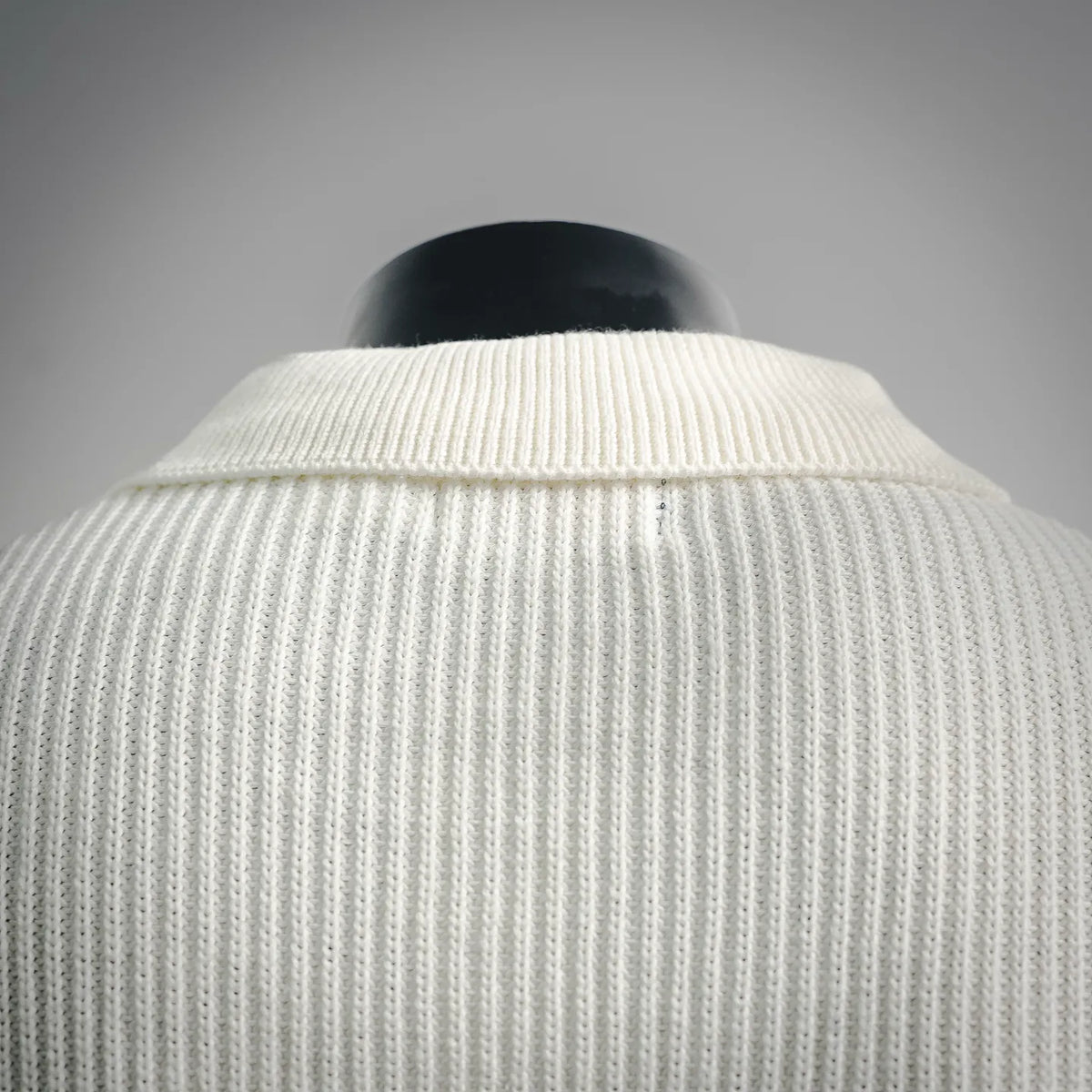 Off-white knit polo collar and ribbed knit texture detail