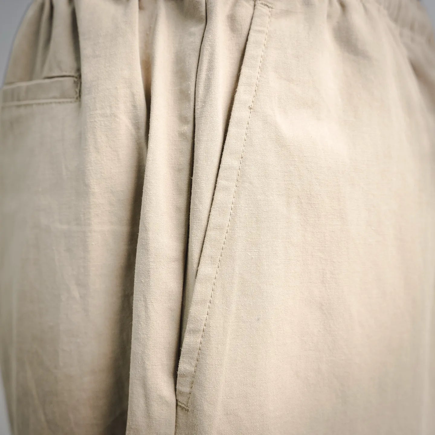 Beige pants with vertical seam and stitched front panel detail