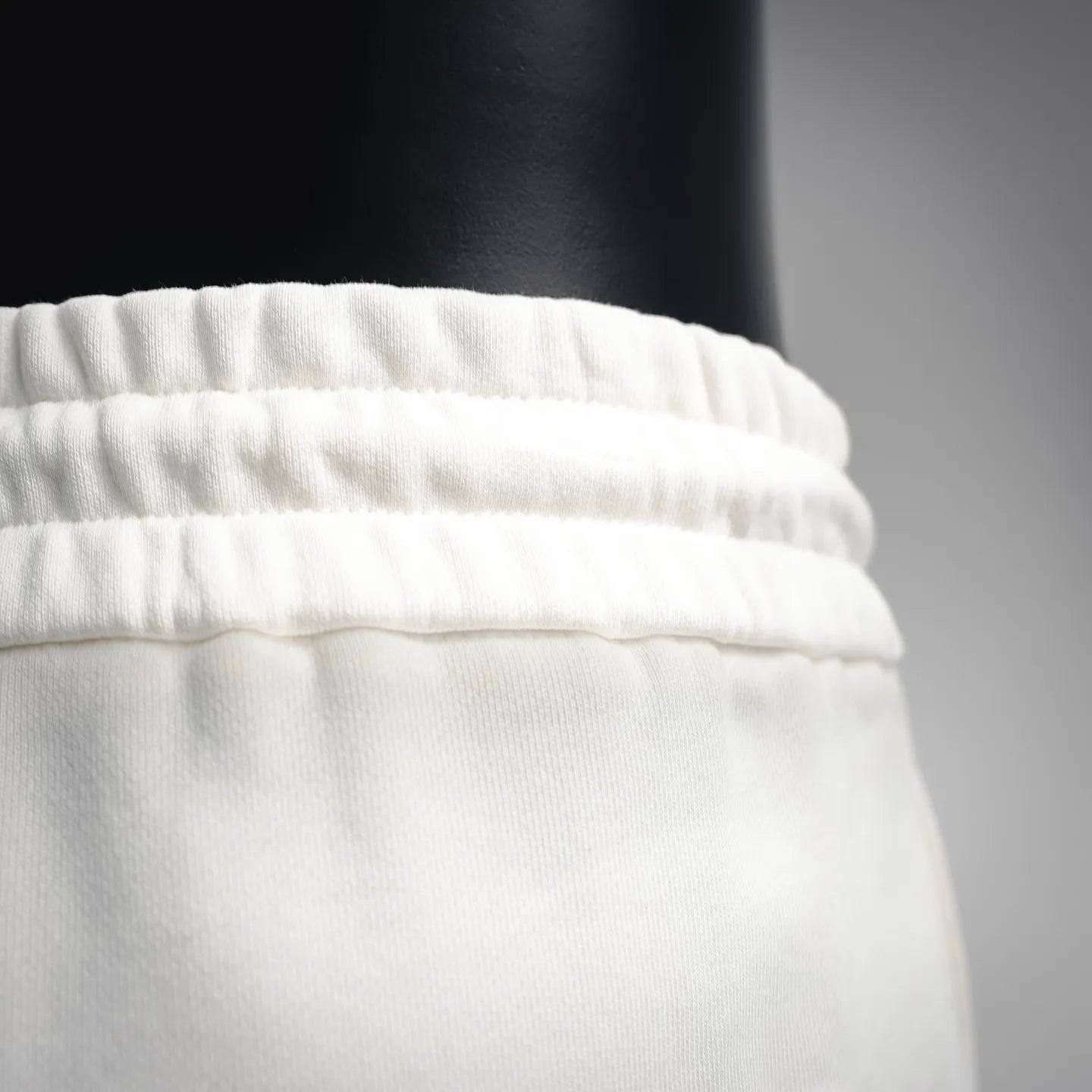 White elastic waistband with gathered stitching