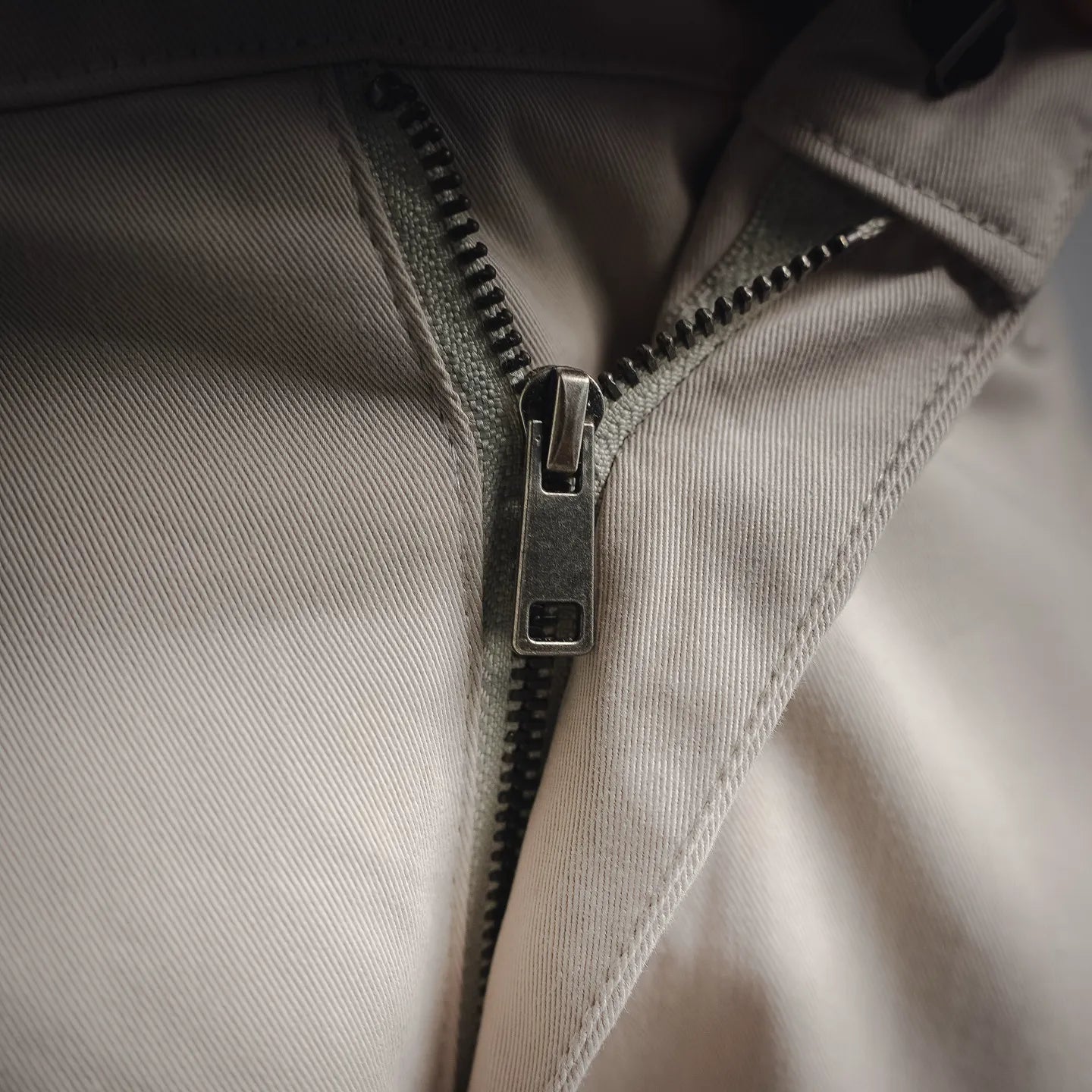 White zip fly shorts with metal zipper and inner waistband