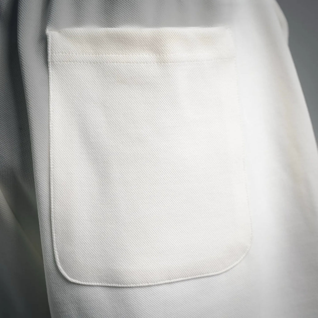 White shorts with front side pocket and topstitched pocket opening