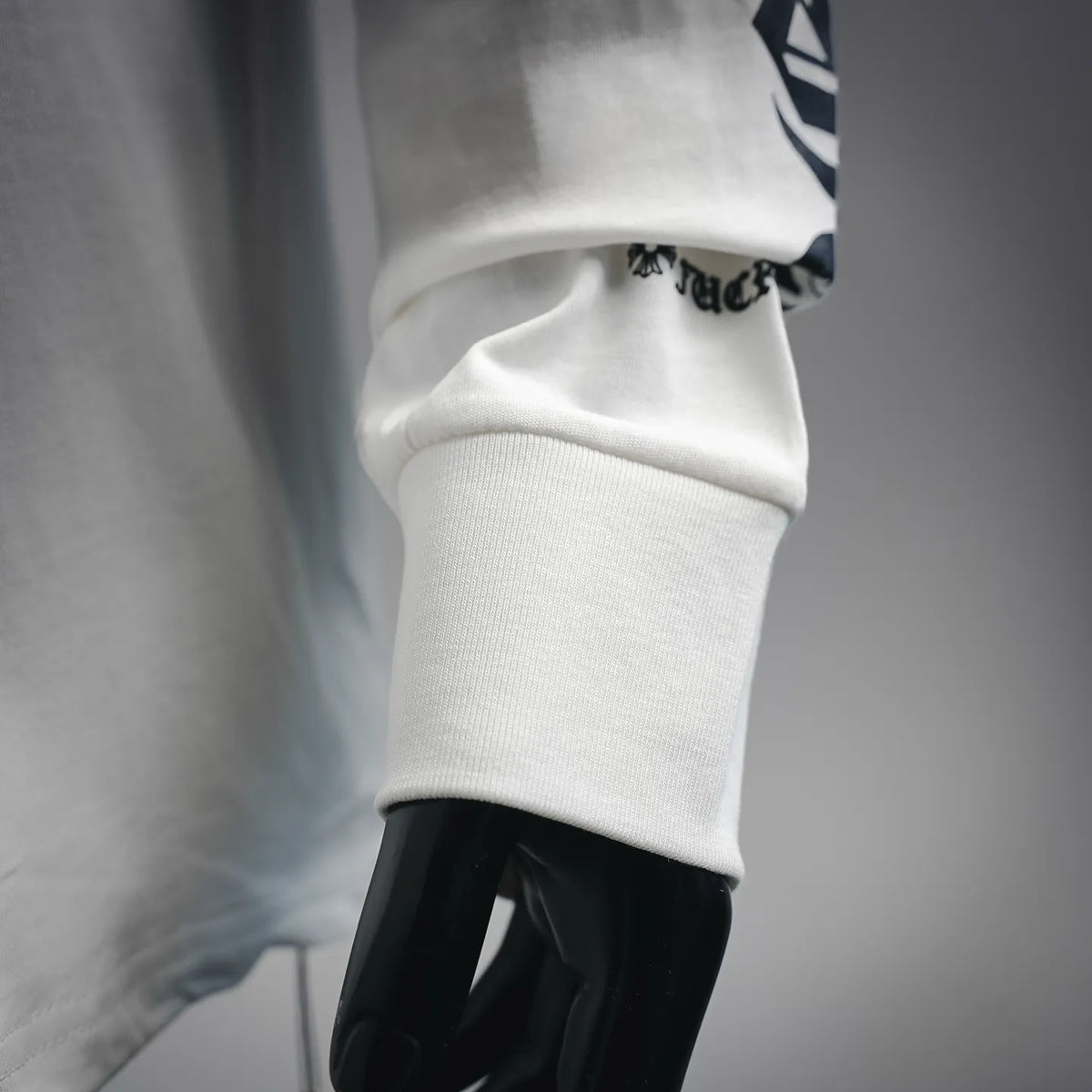 White long-sleeve T-shirt sleeve cuff with graphic print at collar