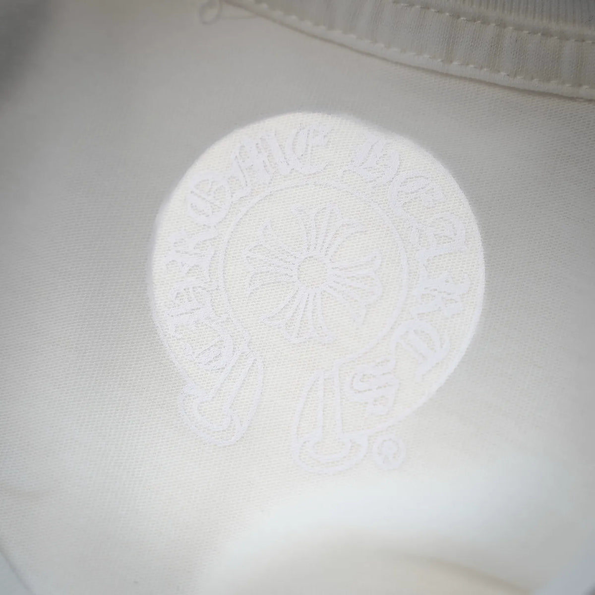 White long-sleeve T-shirt back embossed circular graphic