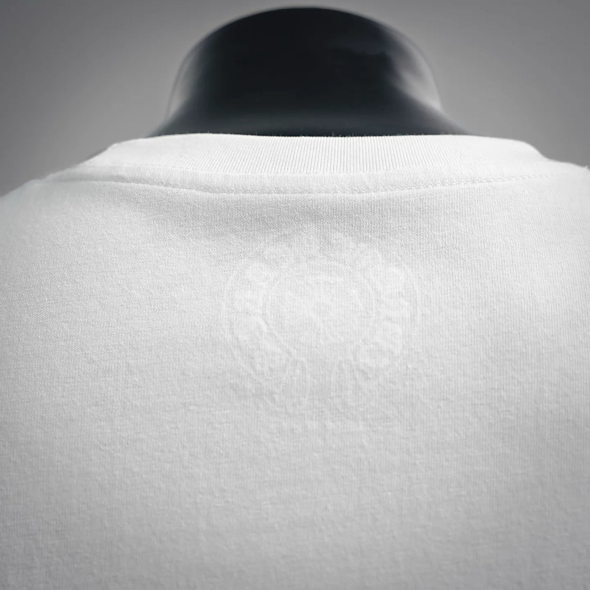 White long-sleeve T-shirt crew neck collar