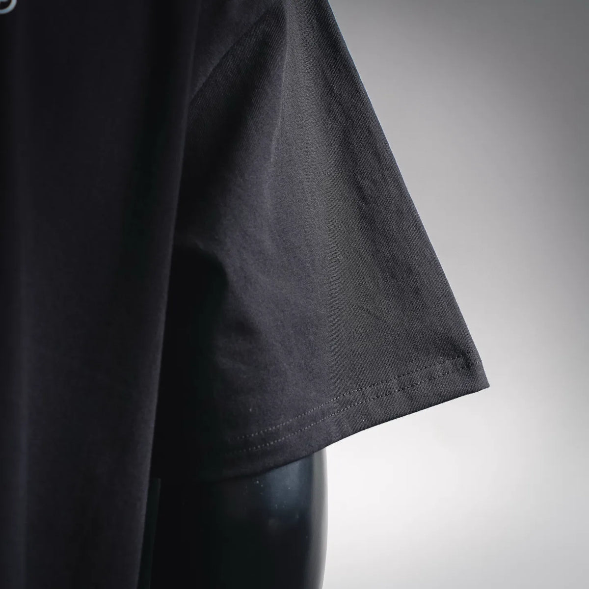 Black short-sleeve T-shirt sleeve with stitched cuff hem