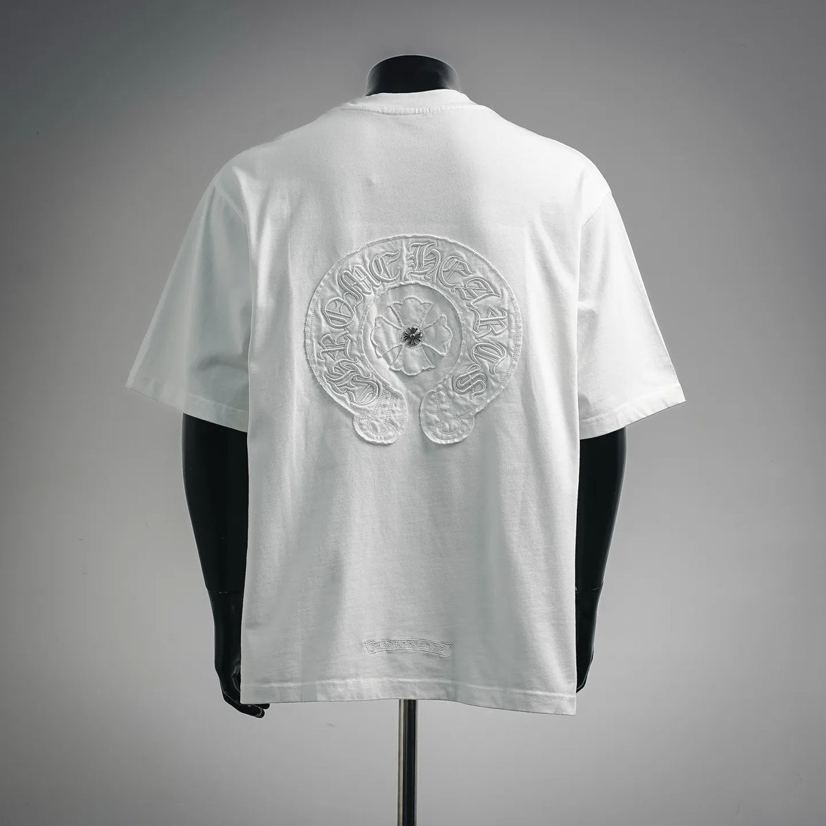 White short-sleeve T-shirt with large circular back embroidery