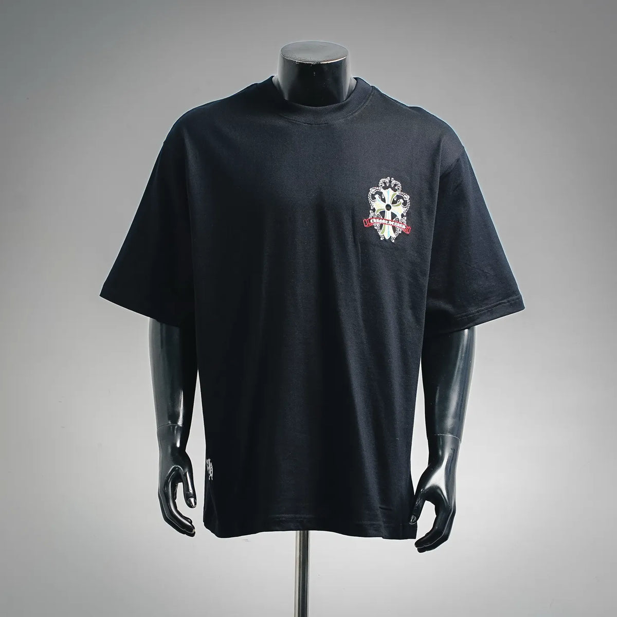 Black short-sleeve T-shirt with small chest graphic logo