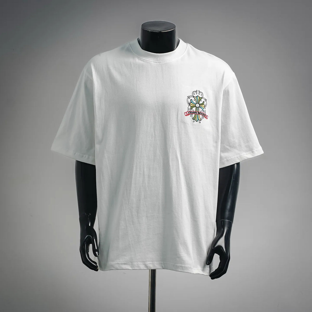 White short-sleeve T-shirt with small chest crest graphic